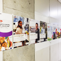工学院大学附属中学校・高等学校の廊下にはCambridge Assessmentのポスターがずらり。インストラクショナルデザインによって子どもたちの学習意欲が高まる
