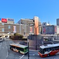 新宿駅西口。写真中央付近地下が現・西口改札のある北通路で、ここが拡幅され自由通路になる。現状の東西自由通路は写真左側地下、丸ノ内線新宿駅の構内のみ。