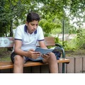 15歳のピーターさん。十分な学習支援を得られず勉強を諦めかけたが、将来、建築学を学ぶために頑張っている。（オーストリア、2020年8月21日撮影）　(c) UNICEF_UNI361460_