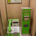 JR東日本E5系の公衆電話。2016年5月。