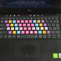 ハッピーテラスで利用されているパソコン。書字障害（ディスグラフィア）に対応したオリジナルシールがキーボードに貼られている。丸いシールを爪に貼って使用する。