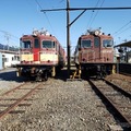 ED40形ED402（右）とED403（左）。ED402は1965年、ED403は1966年に登場し、松本電気鉄道でダム建設の資材輸送に使われていたが、1971年に岳南入り。現在では珍しくなったデッキ型の機関車。