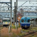 銚子駅で銚子電鉄の車両（3000系）と185系が並んだシーンのイメージ。185系は6両編成が運行される。