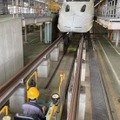 熊本総合車両所での床下点検体験イメージ。