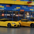 レゴ トヨタ GRスープラ 実物大レプリカ（左）とGRスープラ35周年特別仕様車（右）