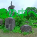 尾瀬三郎の石像を左手に森へと向かう