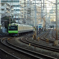 2017年、山手線（左）を高架橋で越える京浜東北線北行電車（右）。明治期の築堤が出土したあたりだ。