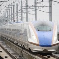 11月22日から本運用されるJR東日本の新幹線オフィス。北陸新幹線では『かがやき』『はくたか』の全列車・全区間で実施されるため、JR西日本としては10月1日から試行されている山陽新幹線の「S Work車両」に続く新幹線テレワークとなる。