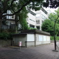 下り線側駅舎（見学会前に撮影）。左手前が同部園方面、正面奥が東京藝大、右手前方が東京国立博物館。入ってきた駅舎もそちら。