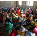 ランドセルをもらって嬉しそうな子供たち。アフガニスタンでは男女別々のクラスで勉強する。