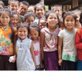 ラオスのワクチン接種会場に集まった子供たち