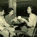 戦後まもない1949年から始まった特急ロマンスカーの「走る喫茶室」。初期は炭火コンロで湯を沸かして提供していたという。