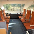 シートをロングシート状に線路と並行に配置して、いつもと違う眺望を楽しめるラウンジ仕様の展望席。