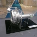 はやぶさに搭載されているイオンエンジンの模型。空気のない宇宙空間で、イオンの力で推進する（東京国際航空宇宙産業展2011）