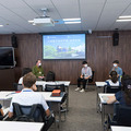 2022年7月に東京で行われた立命館宇治高等学校IBコース説明会のようす。左から、IBコースのマシュー・トーマス先生、卒業生の杉本一陽さん、川岸大記さん