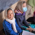 教室の後ろで算数の授業を受ける10歳のフレシュタさん（アフガニスタン、2022年6月撮影） (c) UNICEF_UN0666832_Bidel