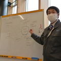 エンジニアリングデザインの授業を担当する国際理工学科学科長の松下臣仁氏