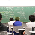 国際高専では数学をはじめとする多くの授業が英語で行われる