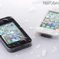 「防水ケース for iPhone 4S/4」の利用イメージ（iPhoneは別売）