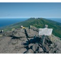 羅臼岳山頂から眺めるオホーツク海と知床半島の世界自然遺産登録地域