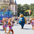 ～新しい自分～ディズニー映画『ズートピア』のジュディと晴れて警察官となったニックが登場します。彼らは陽気なクロウハウザーとともに新たな任務に挑みます。(C) Disney As to Disney artwork, logos and properties： (C) Disney