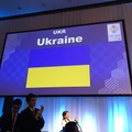 ウクライナの選手団が登場すると、会場はひときわ大きな拍手で沸いた