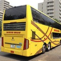 東京メトロ和光車両基地＆昭和鉄道高校探訪ツアー：はとバスの、オレンジ色のナンバープレートは、羽田空港の制限区域内通行許可標