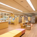 約5万2,000冊の蔵書数を誇る図書室。奥には自習スペースがあり、勉強終わりに本を借りていく生徒も