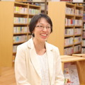 「英語でも『読解力育成』を実践したい」と抱負を語る田中先生は、自身も大の読書好きで図書室によく通うという