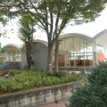 杏彩館は、キャンパス内の庭園からつながる2階入口もあり、地形を生かしたデザインになっている