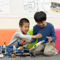 子供が自然と夢中になる「プログラボ」のロボットプログラミング教育