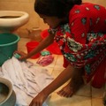 バングラデシュで家事使用人として働く少女 洗濯をしているようす
