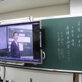 内田洋行のスライド型電子黒板。板書と電子黒板を同じ平面で展開できる