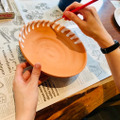 夏休み特別企画「素焼きの陶器に“いのち”を描こう」