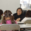 文章表現の第一人者である宮川俊彦氏による文章表現（作文）のクラス。大人が受けてもためになるとのことで、教室脇ではお母様方も聴講していた