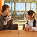 娘はぶどうジュースで乾杯