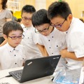 JINS PC for kidsを使用する四天王寺学園小学校の児童