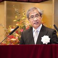 式辞を述べる川口学長