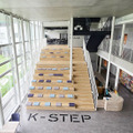K-Placeは「WINGS探究」の象徴的な場所。開放的な吹き抜けの階段「K-STEP」に座り、生徒たちがさまざまな学びを深める