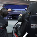ドライビングシミュレーター　体験の様子