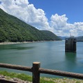 紺碧に輝く湖水が美しい御母衣ダム