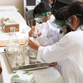 白衣を着て年齢や興味に応じて楽しく分析「水のぶんせき体験」