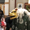 獅子舞が練り歩く