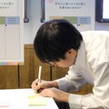 自分の意見を付箋に書く子供たち