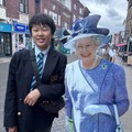 立教英国学院でのアウティング（校外学習）で、エリザベス女王のパネルと撮影