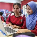 英語の授業でデジタルツールを使って学ぶ子供たち（マレーシア）
