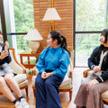 左から、学芸学部メディア創造学科 4年 三田実風さん、現代社会学部社会システム学科 4年 高原愛子さん、学芸学部音楽学科音楽文化専攻 3年 橋川真愛さん