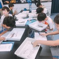 エビの解剖授業で足が何本あり胃袋がどこにあるのかを観察