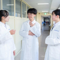 医専コースの生徒はこの日初めて白衣に袖を通したのだという。ちなみに白衣のデザインや胸元の刺繍は生徒が選んだのだそう
