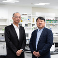 大和大学理工学部特任教授の垣内喜代三教授と理工学部長の上村佳永教授